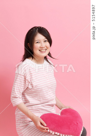 パジャマ姿の妊婦さん 5154897