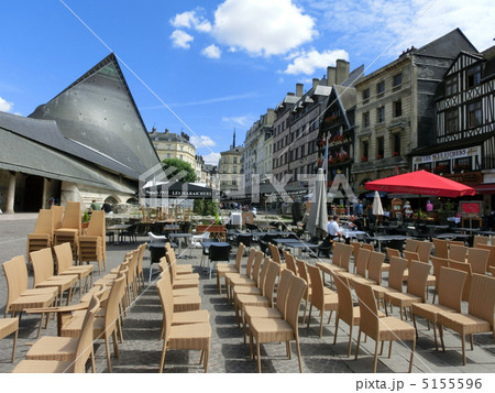 フランスのオープンテラスカフェ 5155596