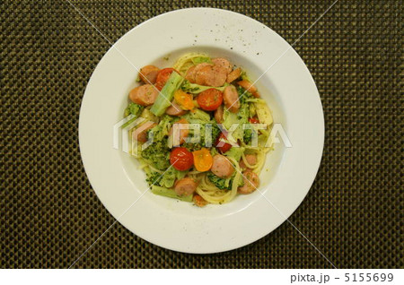 ブロッコリ、ソーセージと２色のトマトのスパゲティ 5155699