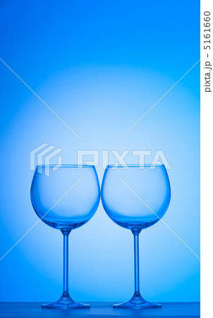 Wine glasses against gradient background 5161660