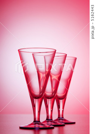 Wine glasses against gradient background 5162443