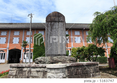 富岡製糸場　東繭倉庫と記念碑 5163747