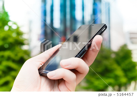 スマートフォンを持つ 5164457