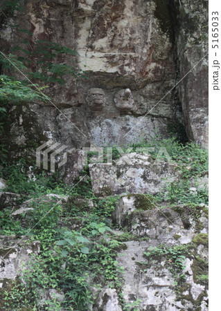 金刀比羅宮奥社、拝殿に向かって左手の天狗岩にかかる天狗と烏天狗の面 5165033