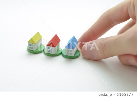 小さい家を並べる 5165277