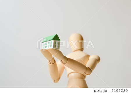 小さい家を持つ人形 小さい家を持つ人形 5165280
