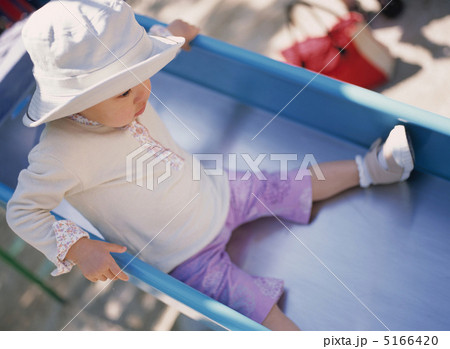滑り台で遊ぶ女の子 5166420