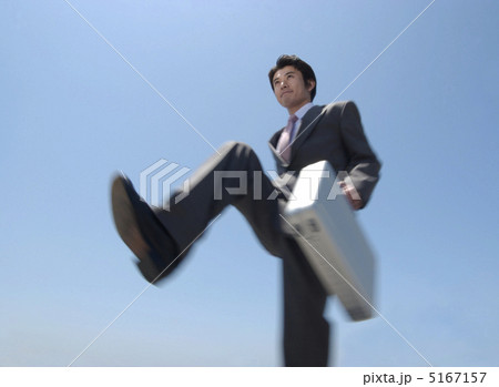 アタッシュケースを持ち歩くビジネスマン 5167157