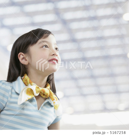 見上げる女の子 見上げる女の子 5167258