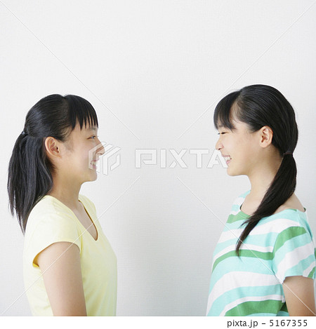 向かい合う女の子 5167355