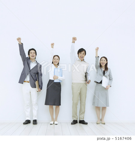 手を挙げる男女 5167406