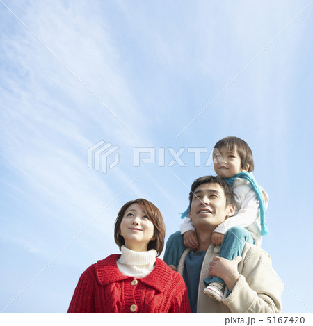 見上げる家族 5167420