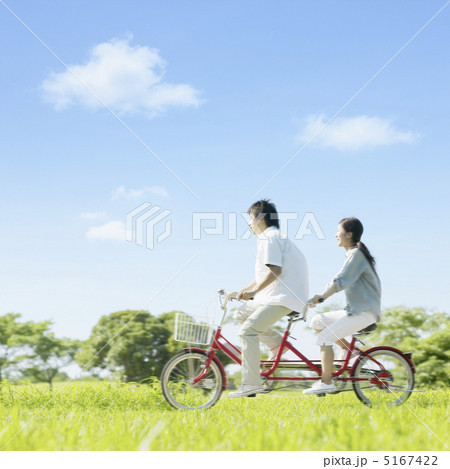 自転車に乗ったカップル 5167422