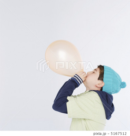 風船を膨らませる男の子 5167512