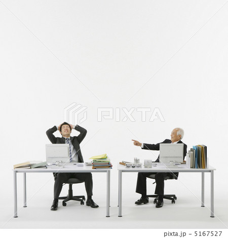 机に向かうビジネスマン 5167527