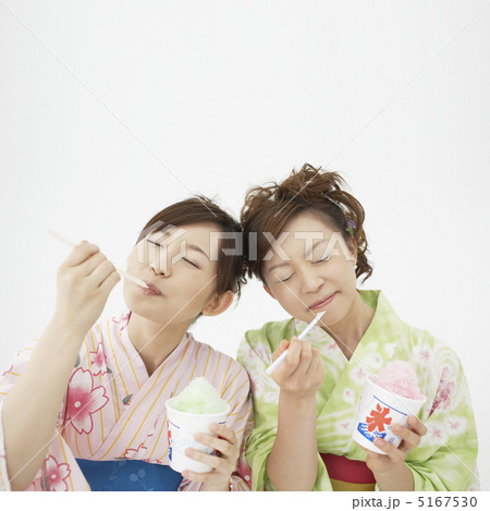 カキ氷を食べる浴衣姿の二人の女性 5167530