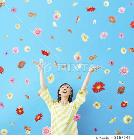 フラワーシャワーを浴びる女性 5167542