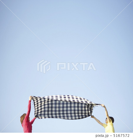 布を広げる2人の女性 5167572