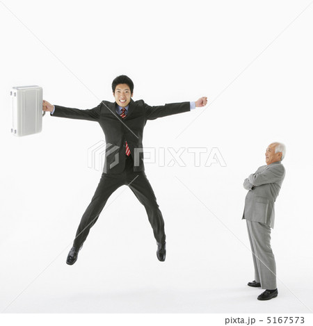 ジャンプをするビジネスマン ジャンプをするビジネスマン 5167573