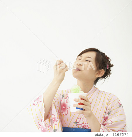 カキ氷を食べる浴衣姿の女性 5167574