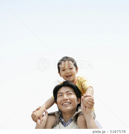 肩車をして笑う親子 5167576