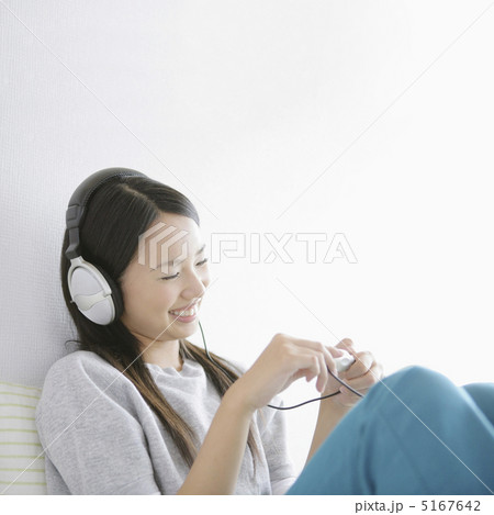 ヘッドホンで音楽を聴く女性 5167642