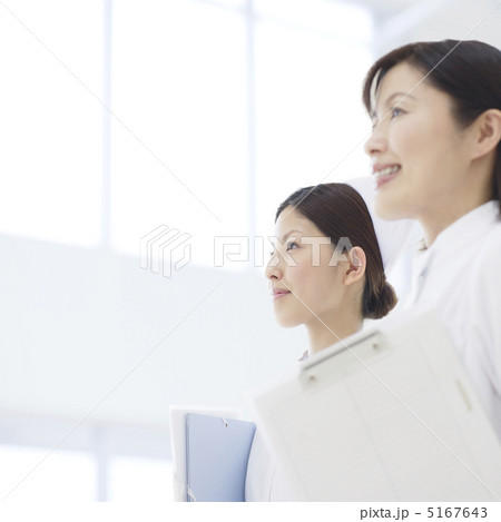遠くを見つめる2人の看護師 遠くを見つめる2人の看護師 5167643