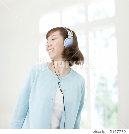 ヘッドホンで音楽を聴く女性 ヘッドホンで音楽を聴く女性 5167779
