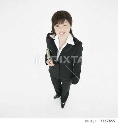 手帳を持って立つビジネスウーマン 5167855