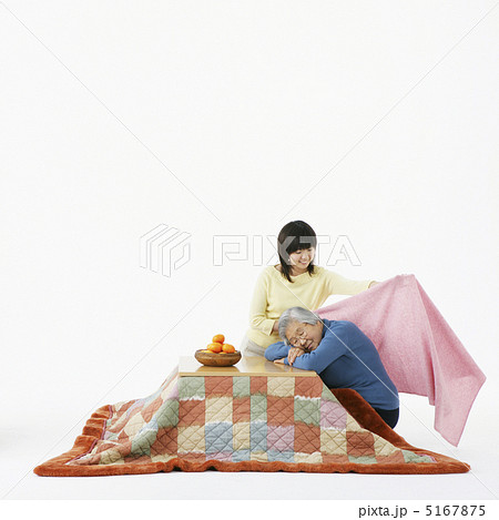 祖母に毛布をかける孫 5167875