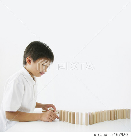 積み木を並べる男の子 5167920