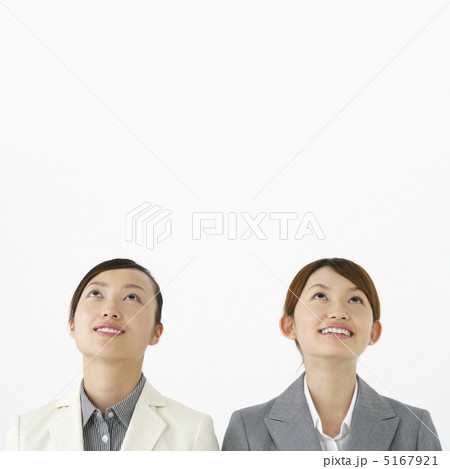 見上げるビジネスウーマン 5167921