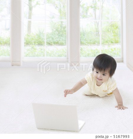 パソコンに向かってハイハイする赤ちゃん 5167993