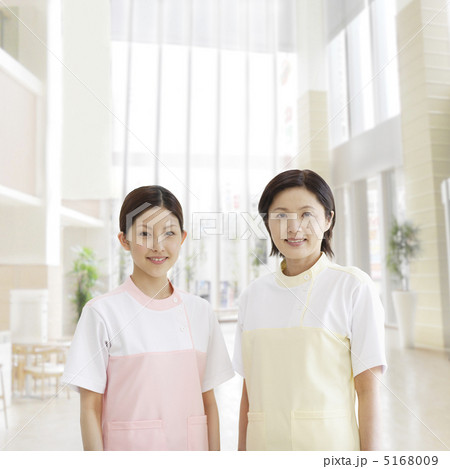 微笑む2人の女性介護士 5168009