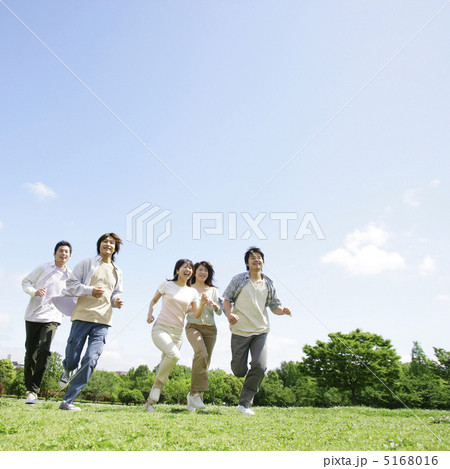 走る男女 5168016
