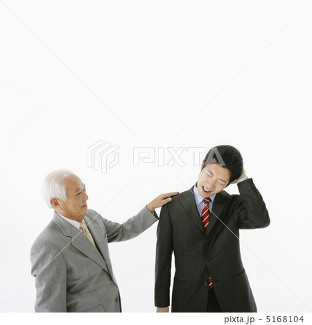 肩に手を当てるビジネスマン 5168104