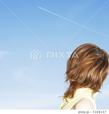 飛行機雲を見る女性 飛行機雲を見る女性 5168137