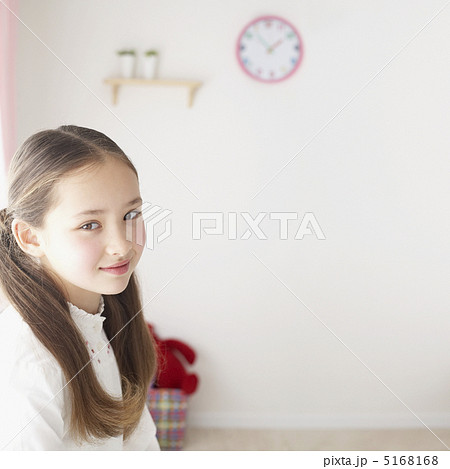 振り向き微笑む女の子 振り向き微笑む女の子 5168168