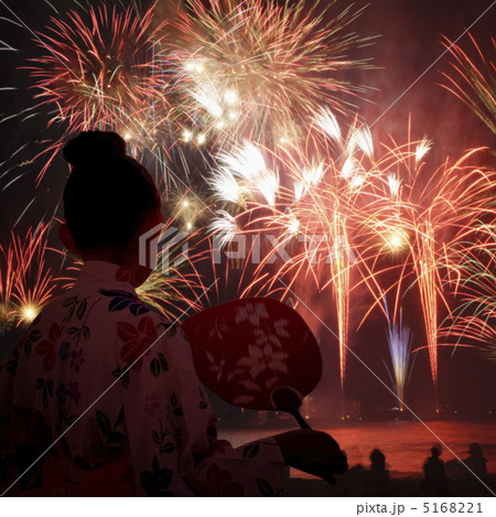 打ち上げ花火を見る浴衣姿の女の子 5168221