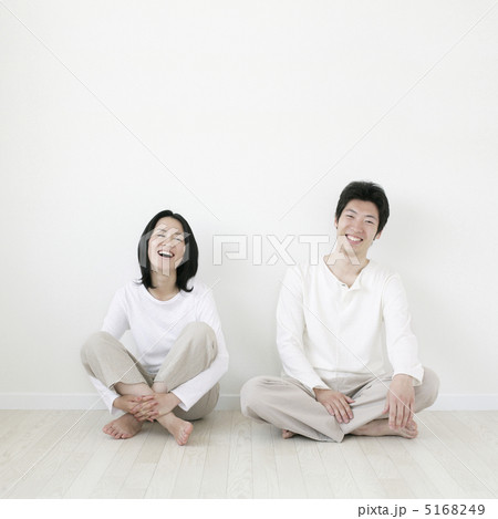 壁際に座る夫婦 5168249