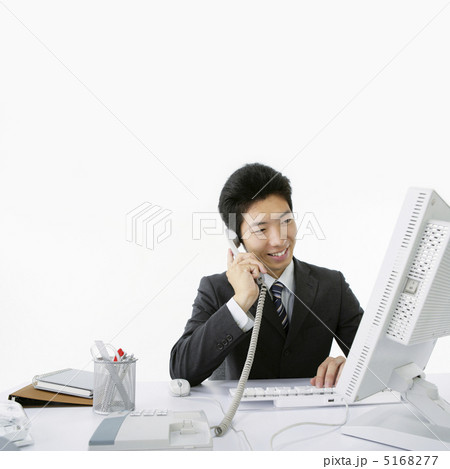 電話するビジネスマン 5168277