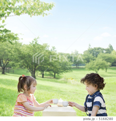 公園でお茶を飲む子供達 5168280
