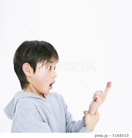 腫れた指を見て驚く男の子 5168310