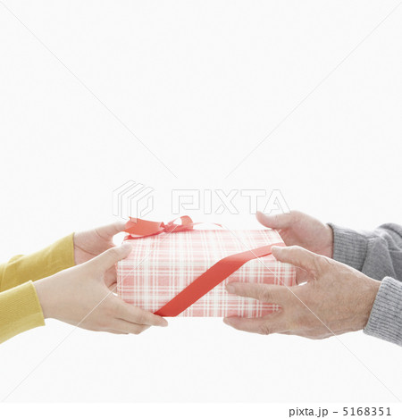 プレゼントを持つ手元 5168351