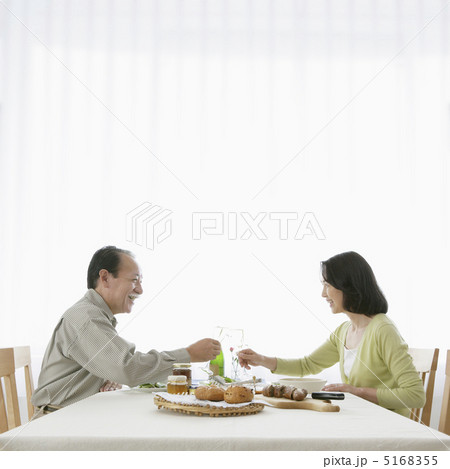 食事をする日本人のシニア夫婦 5168355