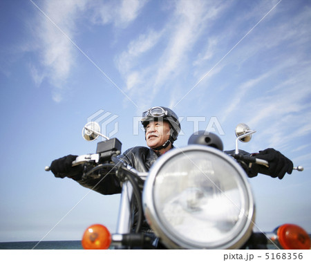 バイクに跨るシニア男性 バイクに跨るシニア男性 5168356
