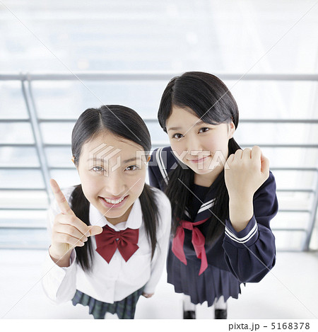 見上げる2人の女子高生 5168378