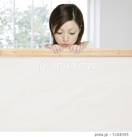 手すりから見下ろす女性 手すりから見下ろす女性 5168395
