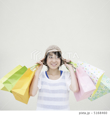 両手に買い物袋を持つ女性 両手に買い物袋を持つ女性 5168460