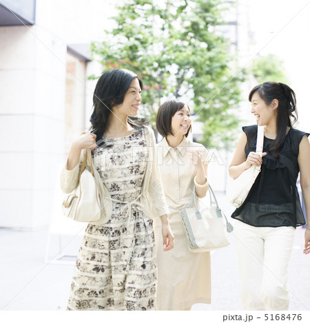 街中を歩く3人の女性 5168476